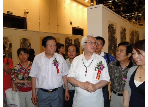 院长与李燕教授参观展览