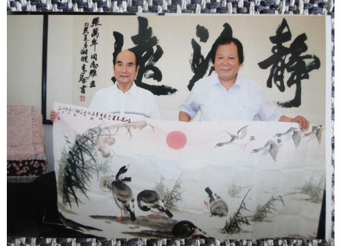 院长（右）与前中央军委副主席张万年（左）合影
