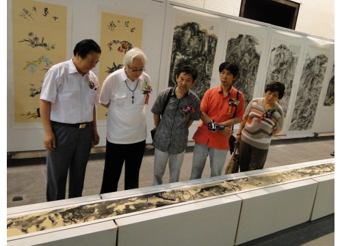 院长（左一）与清华大学李燕教授（左二）参观展览