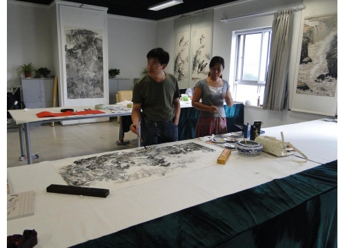 书画院副院长刘雅胜和副秘书长田红霞在中国水墨书画院作画