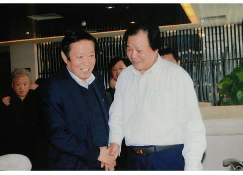 文联副主席、中国书画家协会顾问段成桂（左）与本院院长袁凤文合影