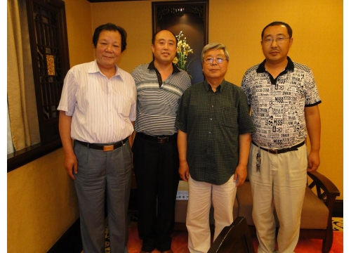 院长与中国美术家协会秘书长李荣海等人合影