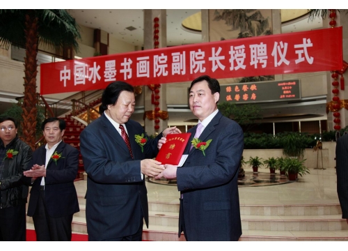 院长向董事长颁发聘书